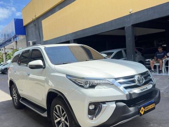 TOYOTA HILUX SW4 2.8 SRX 4X4 7 LUGARES 16V TURBO INTERCOOLER DIESEL 4P AUTOMÁTICO
